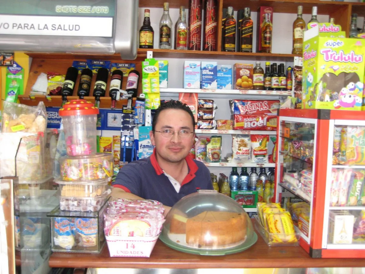 Tendero en su tienda de abarrotes